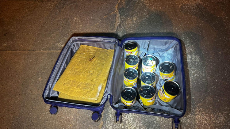 Quatro presos após droga ser encontrada em latas dentro de ônibus