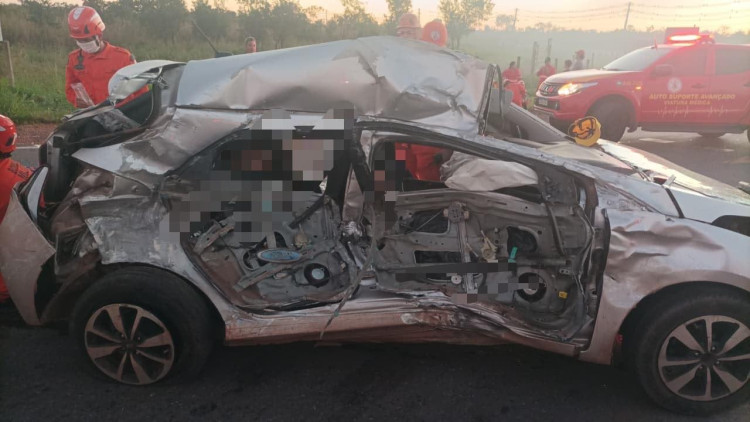 Acidente entre carro e caminhão mata homem e duas crianças,na Estrada da Guia