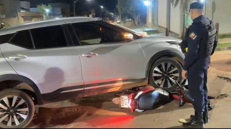 Cena chamou a atenção: moto ficou presa sob carro após acidente em Pontes e Lacerda