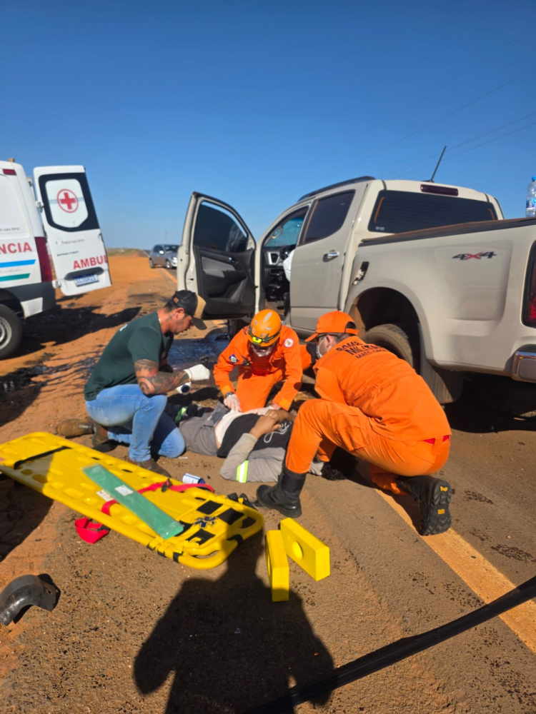 Carro capota após batida em Campo Novo; três ficam feridos