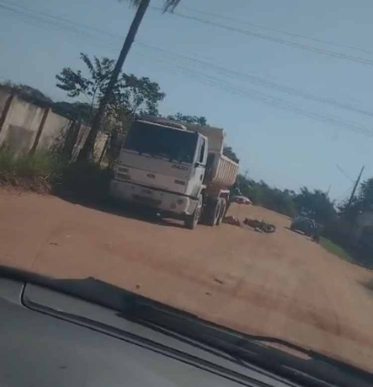 Acidente grave deixa motociclista com perna dilacerada após caminhão passar por cima