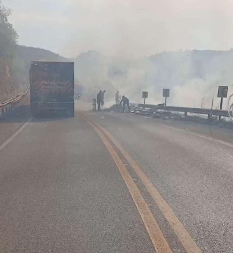 Motorista morre após carreta cair em ribanceira e ser destruída pelas chamas em MT; vídeo