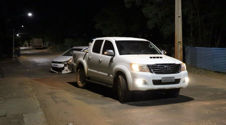 Motorista se assusta com seta, invade contramão e causa acidente com três veículos