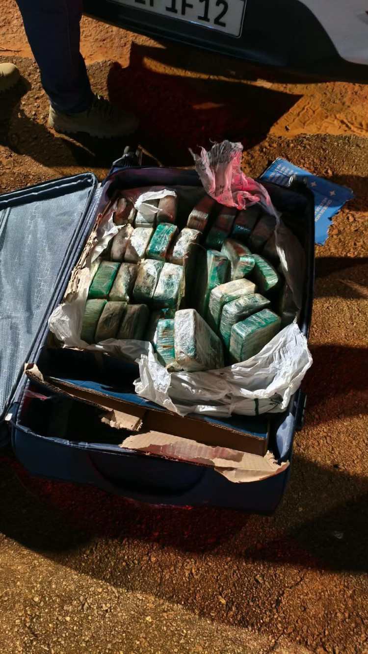 APREENSÃO DE DROGAS: Homem é preso com 35 tabletes de pasta base de cocaína em Comodoro