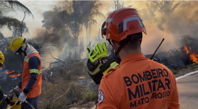 Carreta sai da pista e é destruída pelo fogo na br-174, em Pontes e Lacerda