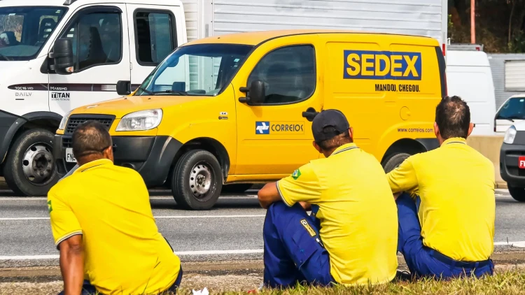 Trabalhadores dos Correios entram em greve em todo o país a partir desta sexta