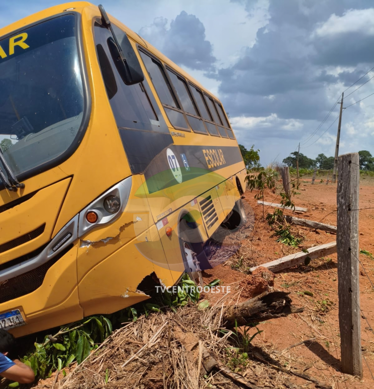 Ônibus escolar sai da estrada e bate contra cerca na região da Fazenda Primavera