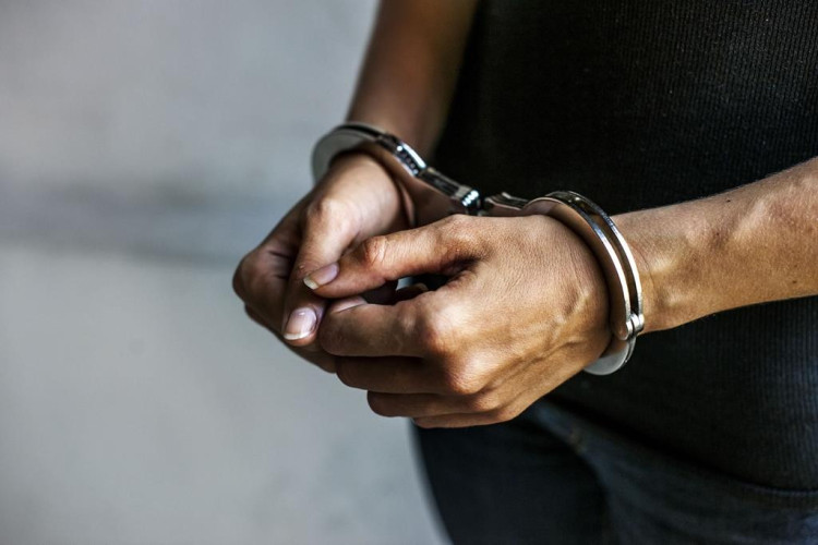 A mando do Comando Vermelho, menor de 16 anos mata e decapita vítima