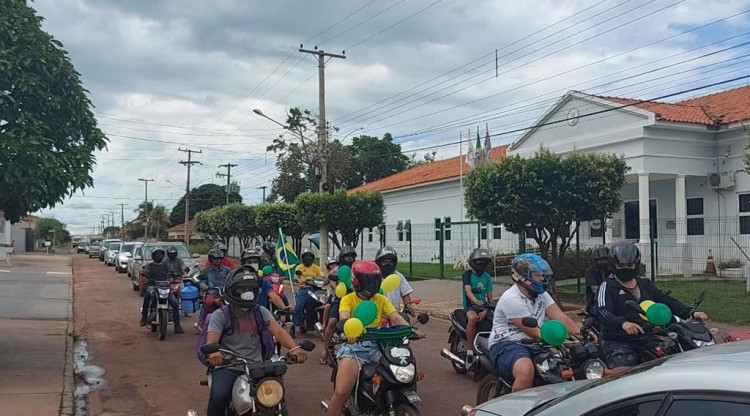 Acepl promove carreata com mais de 300 veículos contra fechamento do comércio