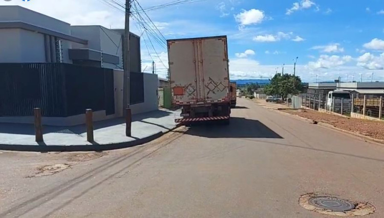 Acidente: “estamos perdendo a visibilidade com esse caminhão estacionado aqui”, diz motorista