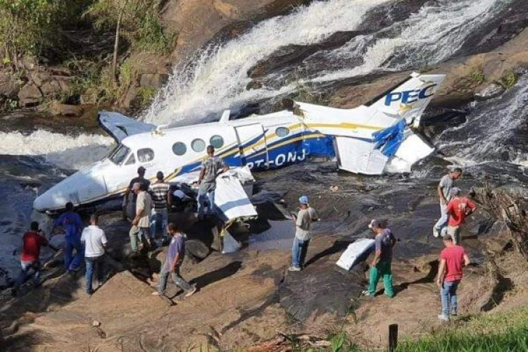 Aeronave com cantora Marília Mendonça e produtor cai em MG