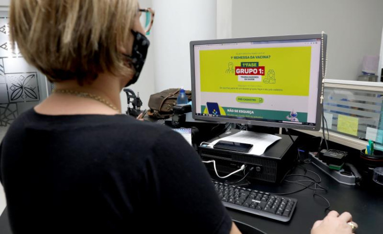 Agendamento da vacina contra o coronavírus será feito de forma automática a partir desta terça-feira (06) em Cuiabá