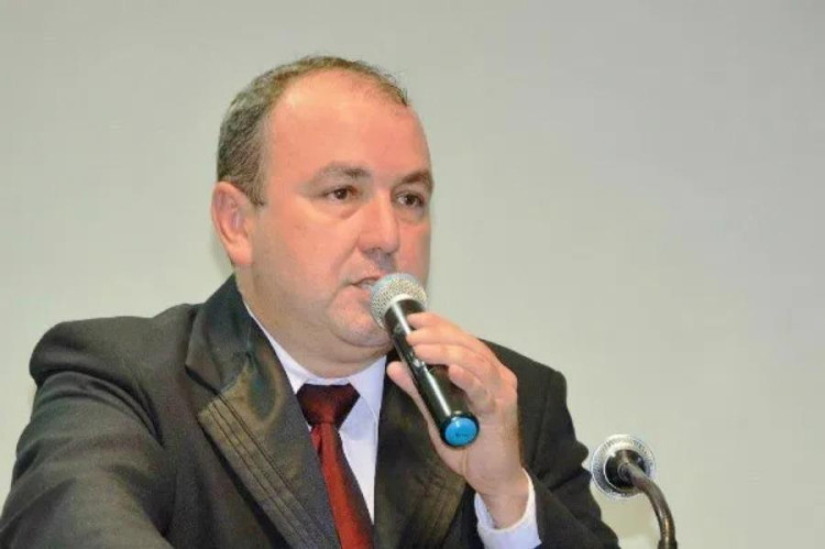 Alcino sofre ação de pedido de cassação do registro de candidatura por distribuir kit escolar e kit professor em ano eleitoral, que pode o tornar inelegível