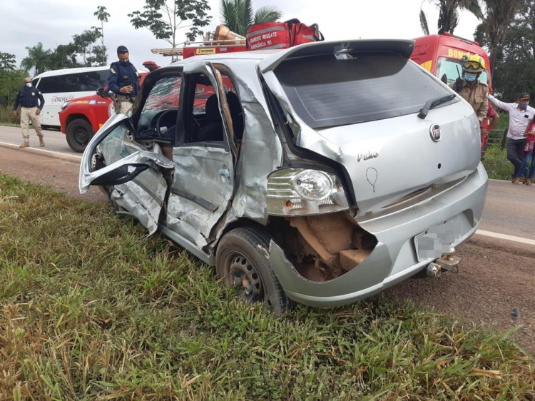Ao fazer ultrapassagem motorista colide com ônibus na BR 174