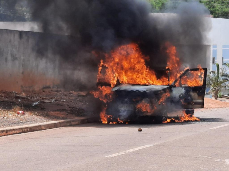 Após falha mecânica, carro pega fogo e fica totalmente destruído