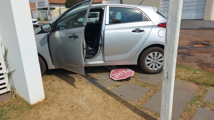 Após invadir preferencial e provocar acidente, motorista para em muro de residência