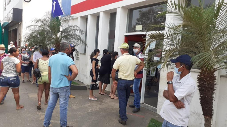 Aposentados e correntistas aguardam mais de quatro horas para serem atendidos em fila de agência bancária de Pontes e Lacerda