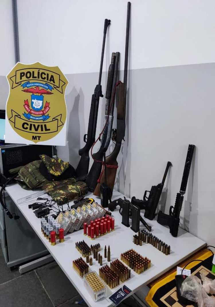 Armas, munições e acessórios são aprendidos com alvos de operação que apura homicídios em Pontes e Lacerda