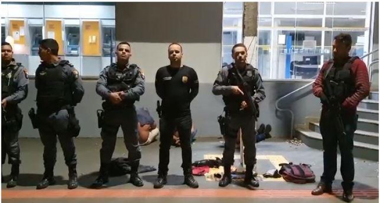 Assalto no Banco do Brasil: bandidos são pegos no telhado da agência em Araputanga