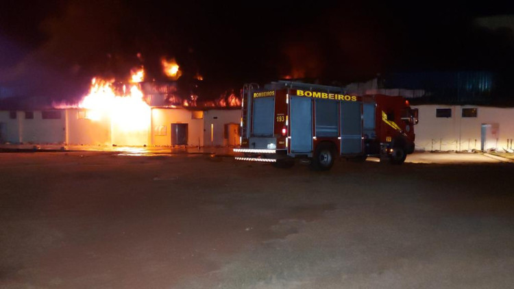 ATUALIZADA: Vestiário e lavanderia do Frigorifico JBS são totalmente destruídos em incêndio