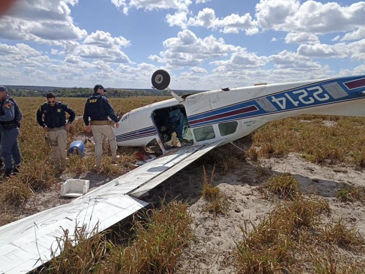 Avião foi interceptado pelo Gefron com quase 500 kg de drogas