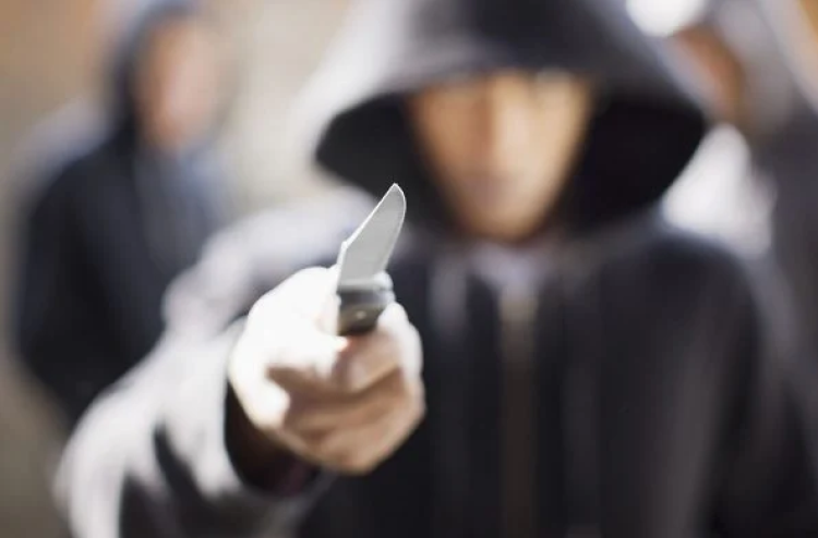 Bandidos ameaçam mulher com faca durante roubo em Pontes e Lacerda