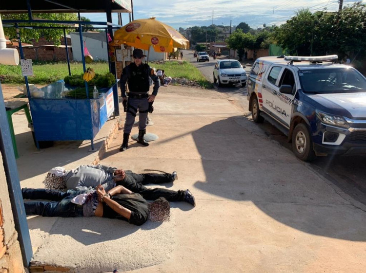 Bandidos roubam residência, trocam tiros com a Polícia Militar e acabam presos