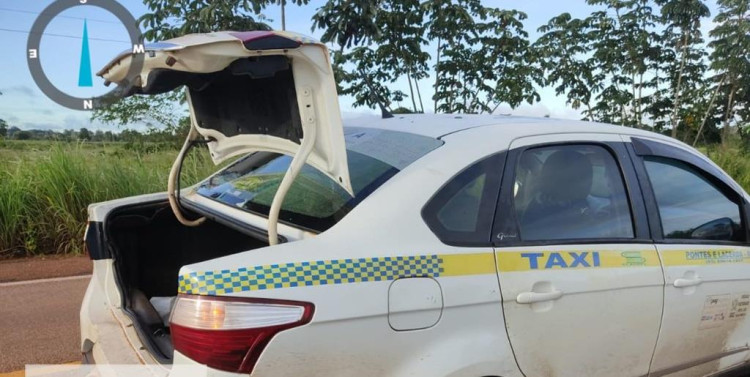 Bandidos roubam táxi e deixam motorista amarrado no Terminal Turístico em Pontes e Lacerda