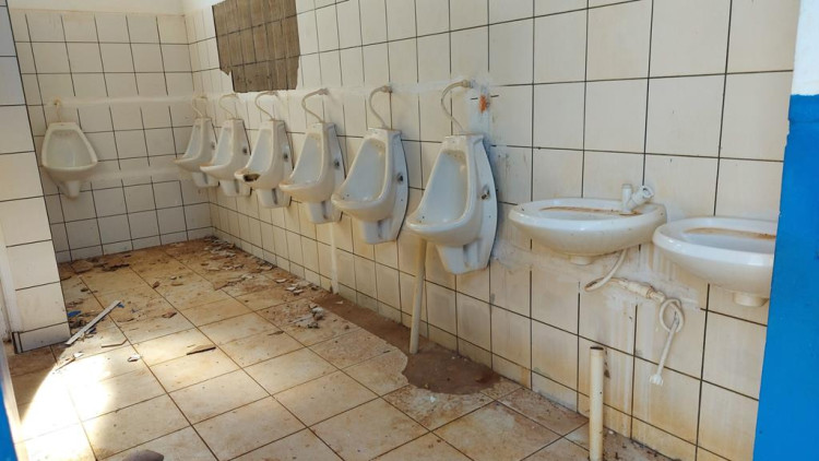 Banheiros do Terminal Turístico de Pontes e Lacerda estão abandonados