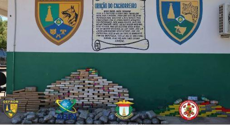 Bolivianos e brasileiros são suspeitos de atravessarem a fronteira a pé levando quase 280 kg de droga