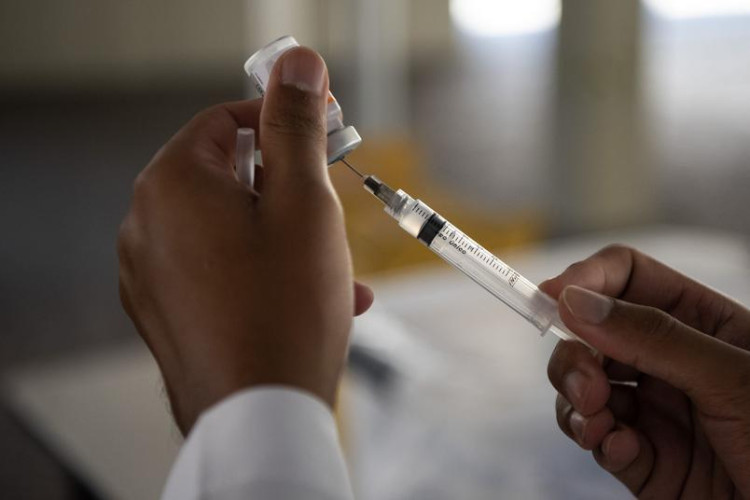 Brasil passa o Reino Unido e se torna o 4º país que mais aplicou vacinas