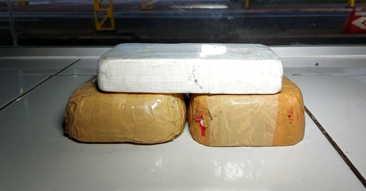 Cães farejadores localizam cocaína em fundo falso de caminhão baú em Pontes e Lacerda
