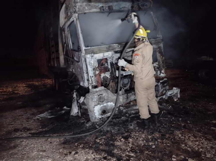 Caminhão é destruído pelo fogo em propriedade rural de Pontes e Lacerda