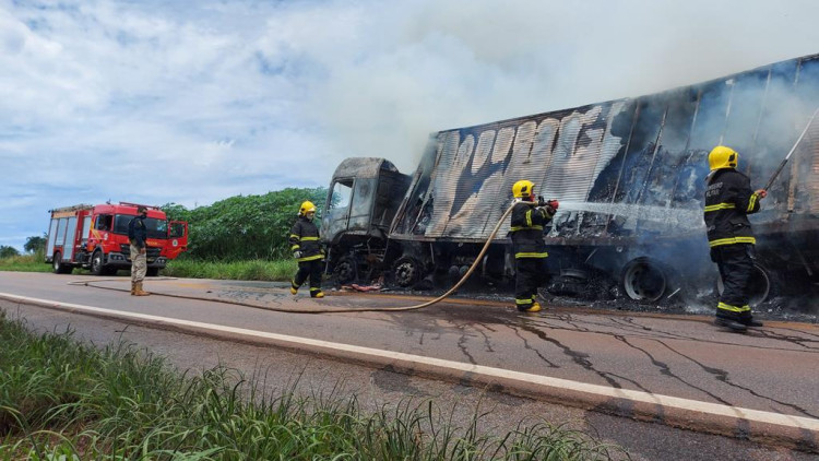 Caminhão pega fogo na BR 174 próximo a Unemat