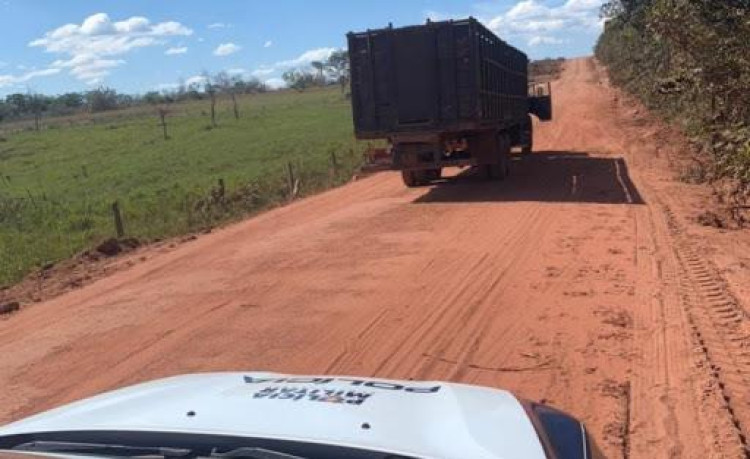 Caminhão roubado quebra e motorista acaba preso pela PM em Reserva do Cabaçal