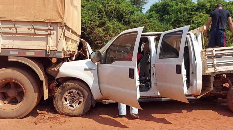 Caminhonete ocupada por 4 pessoas bate na traseira de carreta na estrada do matão