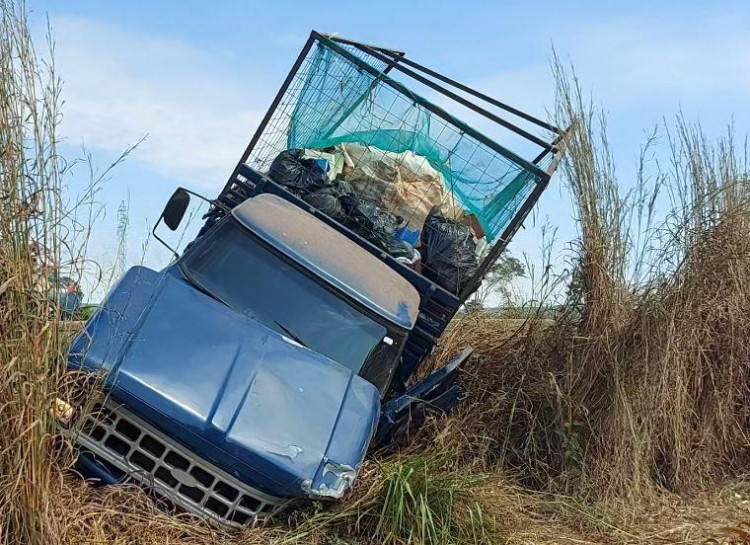 Caminhonete sai da pista após colisão com carreta na BR-174