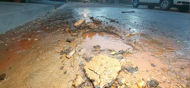 Cano de água estoura e asfalto cede no Jardim Morada da Serra