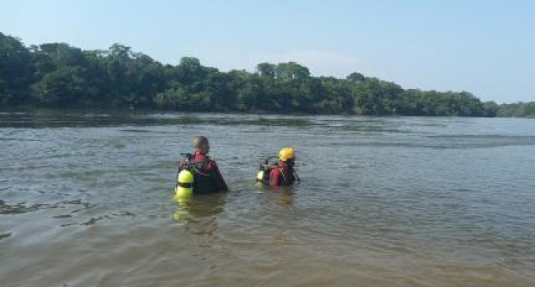 Canoa com casal e dois filhos vira e bebê de 2 anos some na água