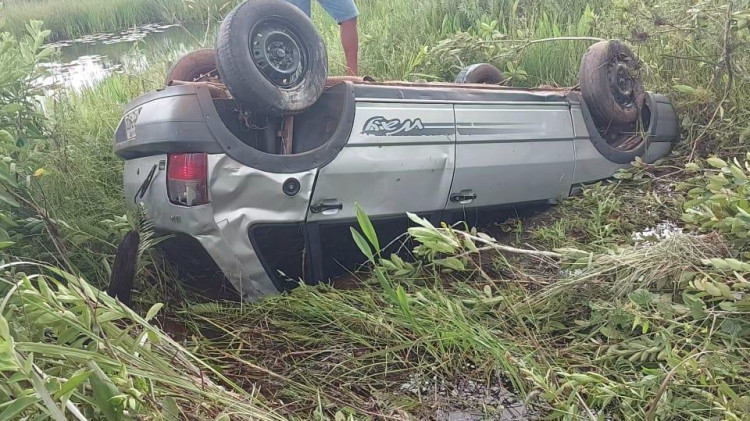 Capotamento: dentro d’água vítima escapa pela janela na BR 174B