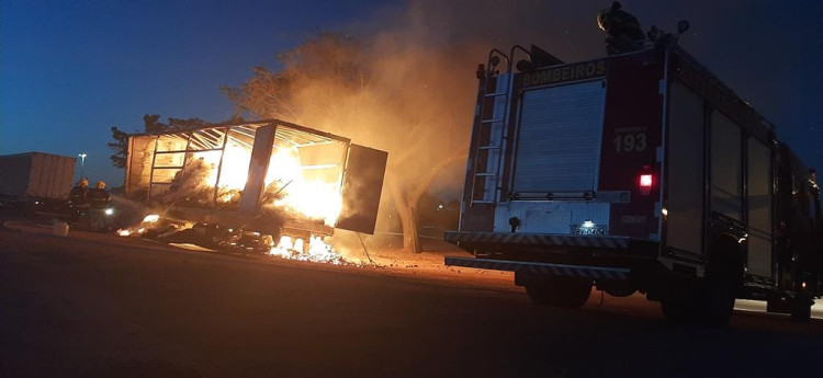 Carreta bitrem tem carga destruída em incêndio