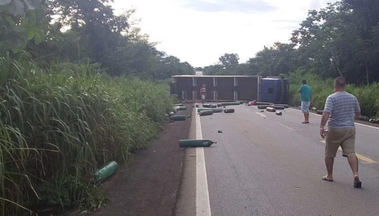 Carreta carregada de cilindros de oxigênio tomba na BR-174 próximo de Conquista d’ Oeste