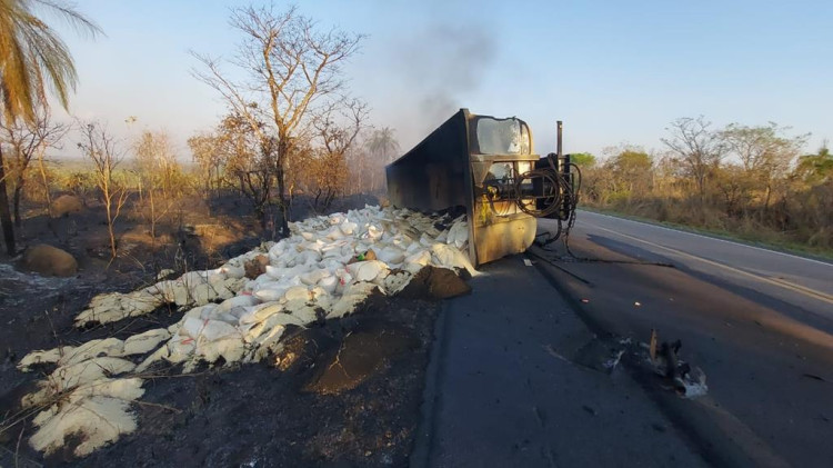 Carreta carregada de ração é totalmente destruída pelo fogo na BR-174