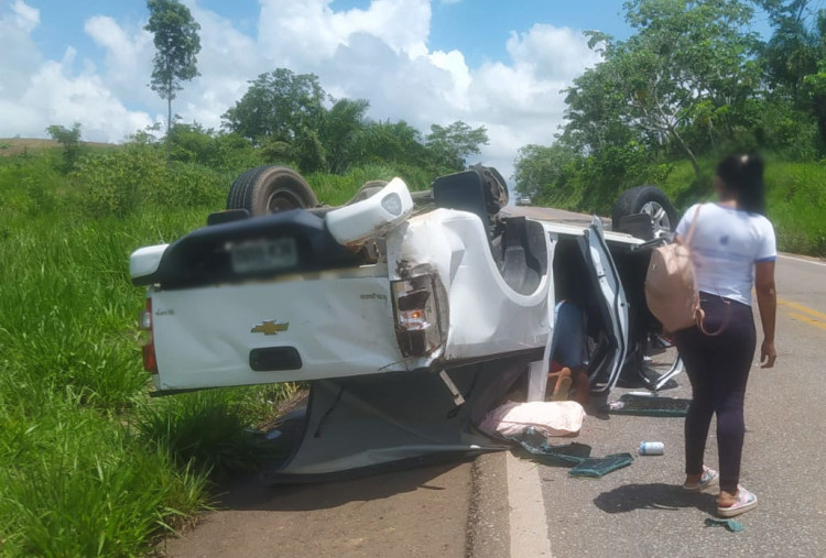 Carro capota com cinco ocupantes na BR 174, próximo de Pontes e Lacerda
