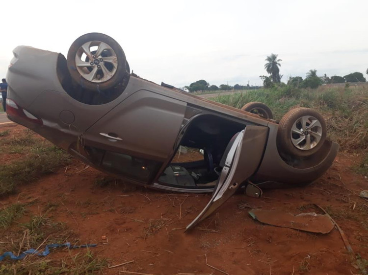 Carro capota e tia e sobrinha são encaminhadas ao Hospital Vale do Guaporé