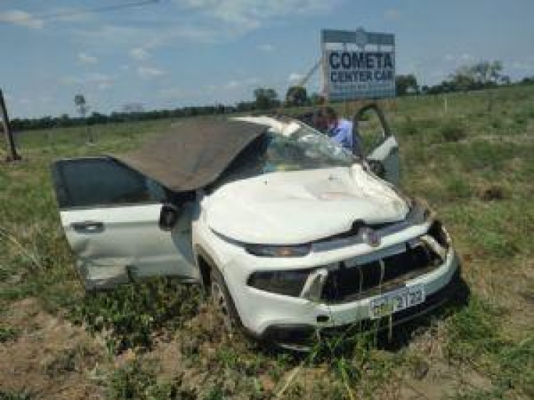 Carro com casal de idosos colide com carreta e saiu da pista na BR-174