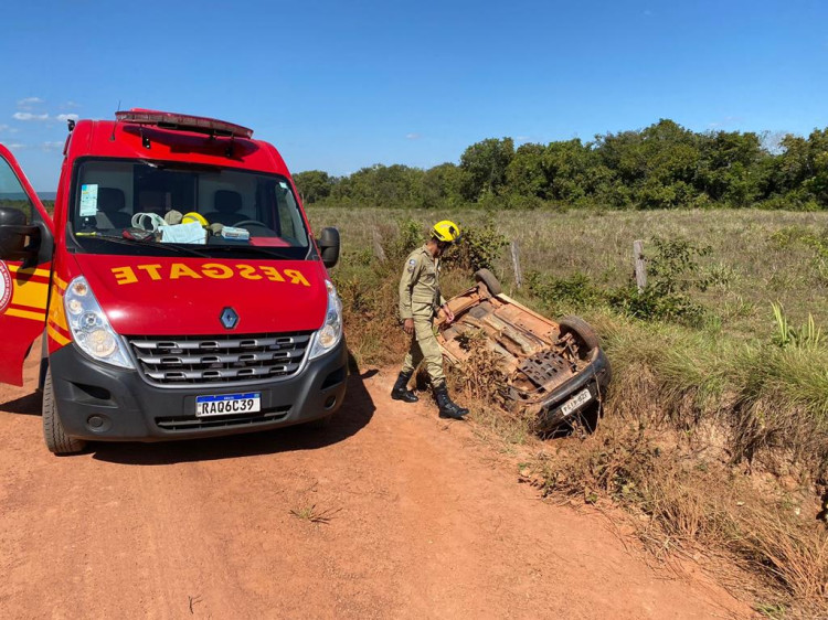 Carro com quatro ocupantes capota na estrada do Matão