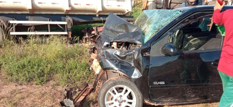 Carro e carreta colidem frontalmente na BR 174