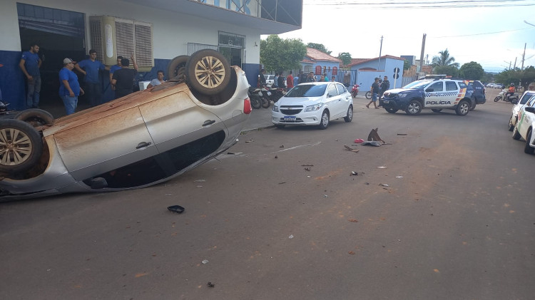 Carro fica de rodas para cima após bater em três veículos, em Pontes e Lacerda