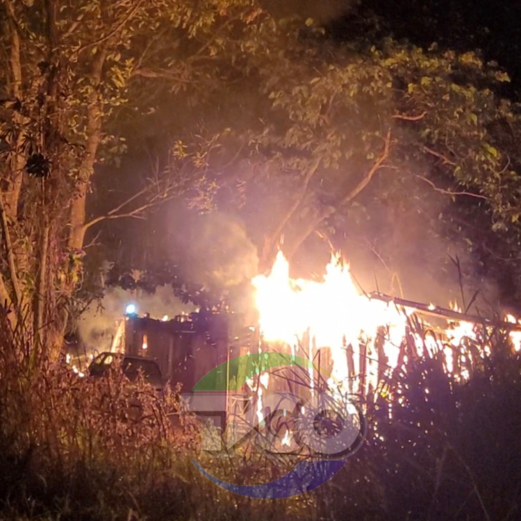 Casa é completamente incendiada em Pontes e Lacerda